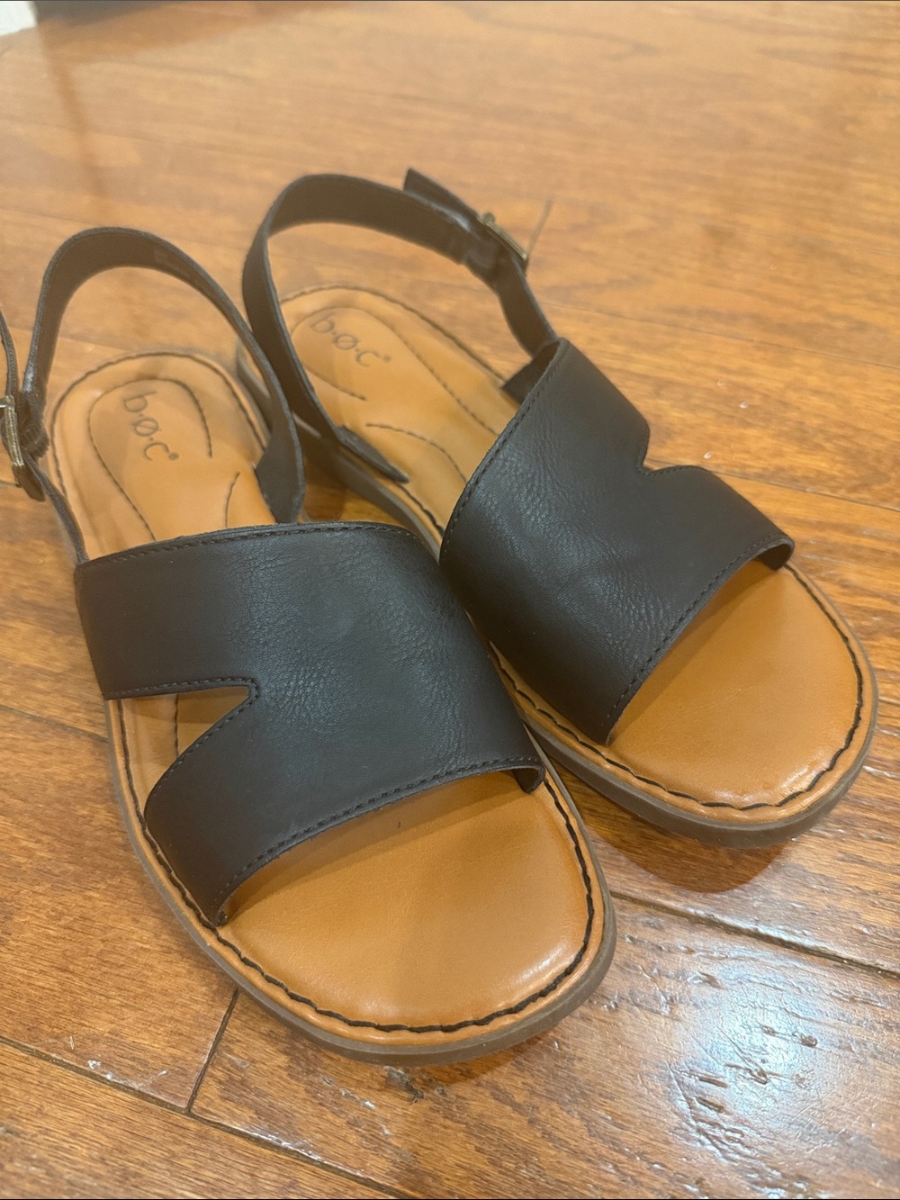 b.o.c. Black Leather Slingback Sandals with Tan Footbed size 8